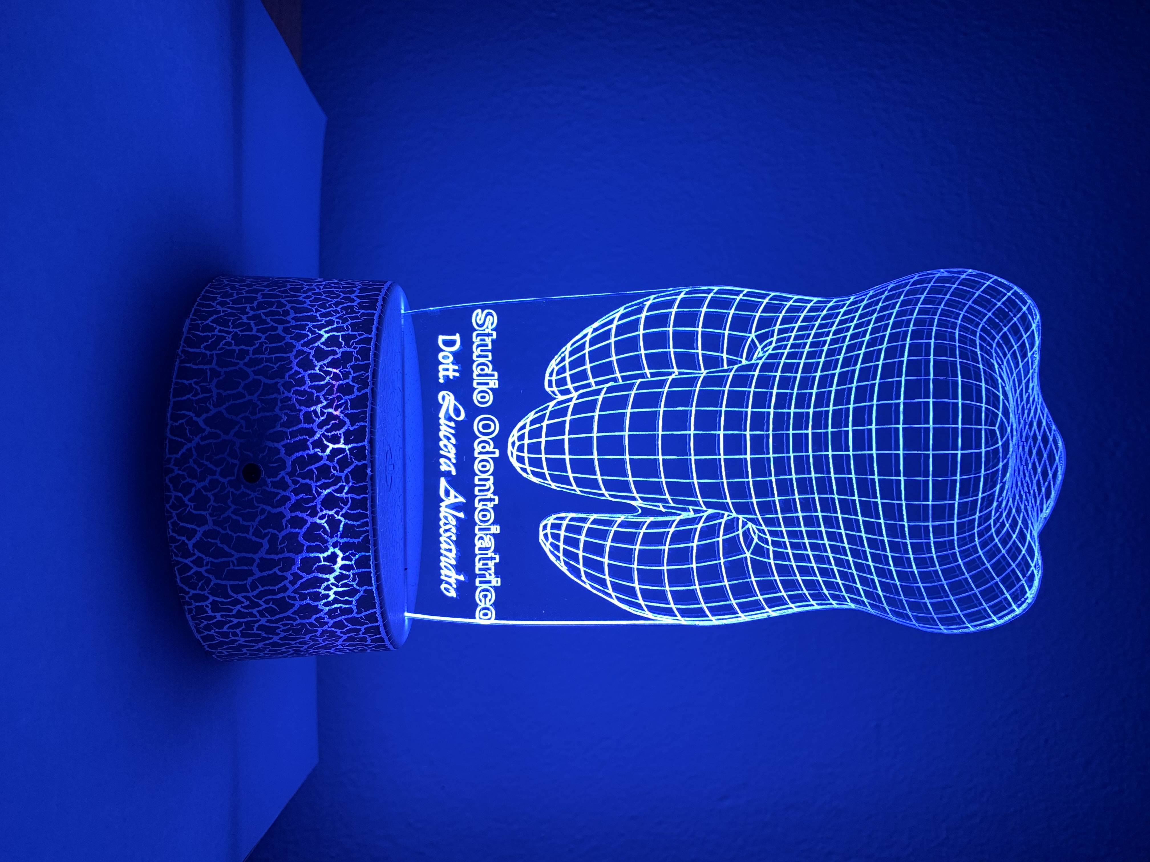 Lampada personalizzata incisa al laser realizzata da DerasisLab